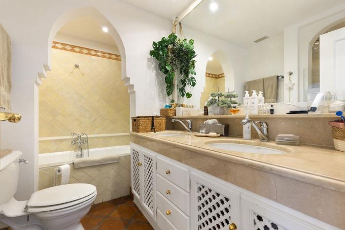 Image No.8-3 Bed House for sale