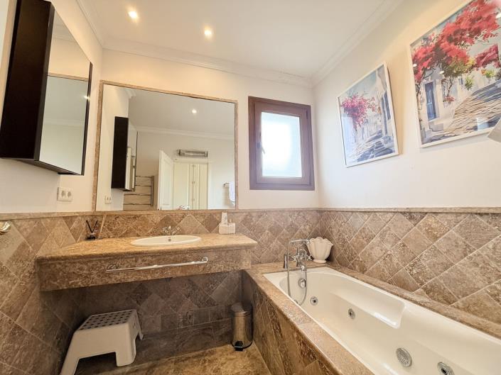 Image No.18-4 Bed Townhouse for sale