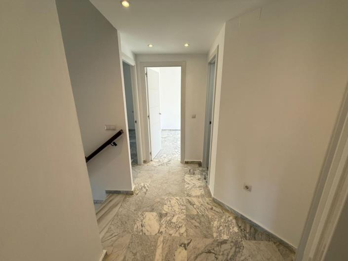 Image No.12-4 Bed Villa / Detached for sale