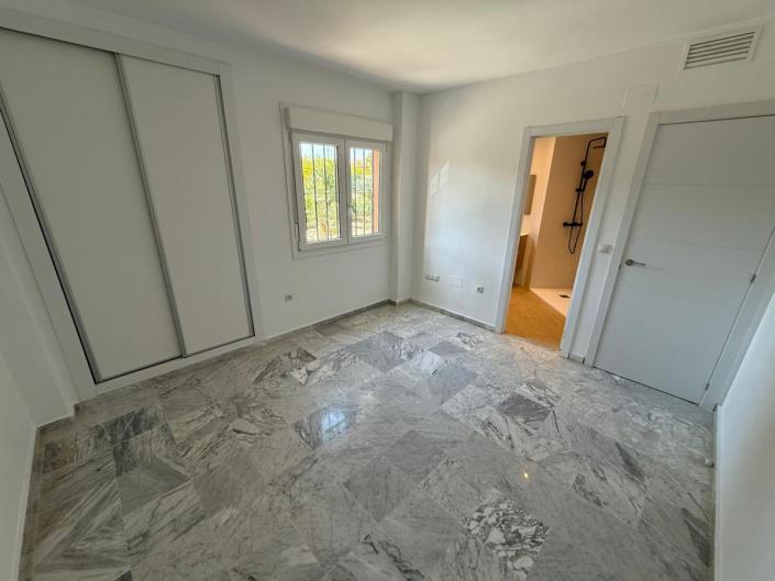 Image No.22-4 Bed Villa / Detached for sale