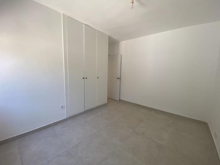 Image No.9-2 Bed Townhouse for sale