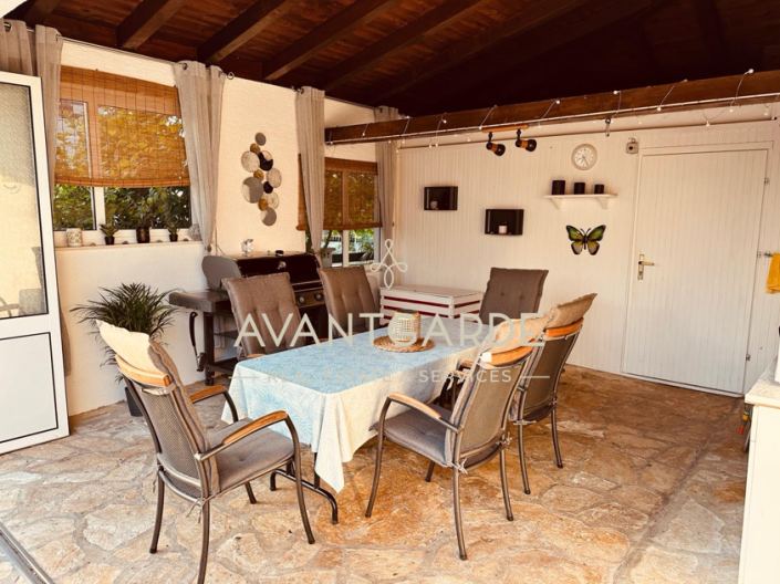 Image No.8-6 Bed House for sale