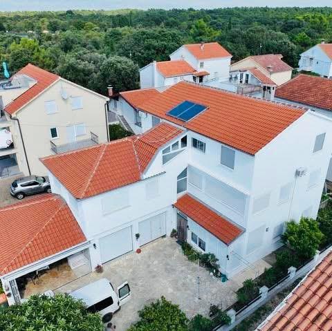 Image No.1-6 Bed House for sale