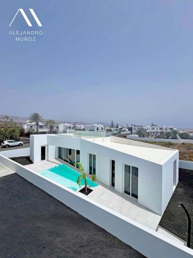 Image No.1-3 Bed Villa / Detached for sale