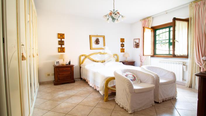 Image No.22-4 Bed Semi-Detached for sale