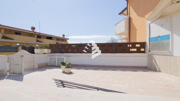 Image No.4-Commercial de 1 chambre à vendre à Pomezia