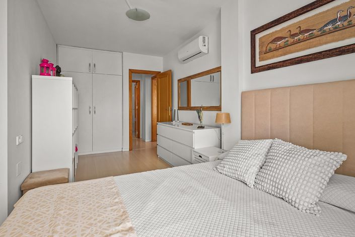 Image No.28-4 Bed Property for sale