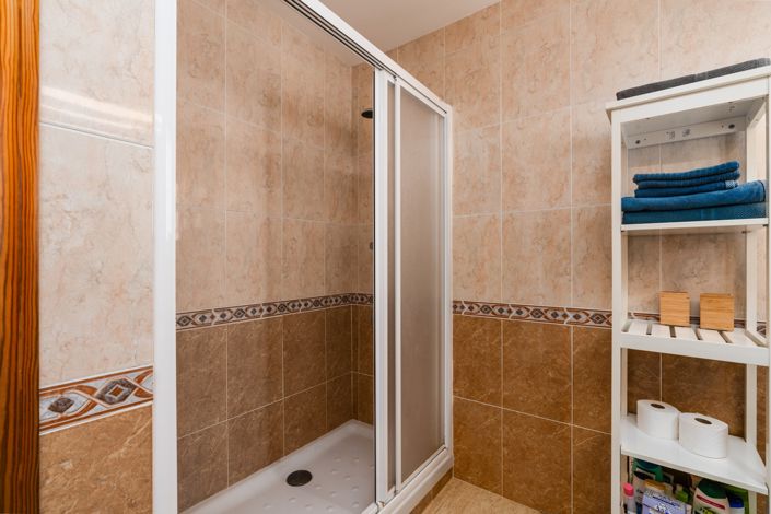 Image No.22-6 Bed Townhouse for sale