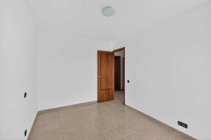 Image No.14-3 Bed Flat for sale