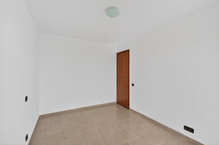 Image No.15-3 Bed Flat for sale