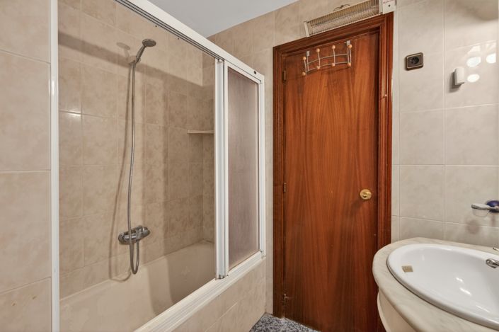 Image No.25-3 Bed Flat for sale