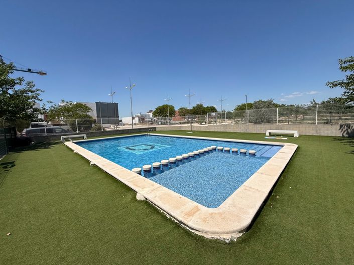 Image No.25-3 Bed Flat for sale
