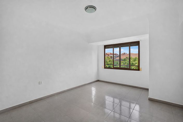 Image No.3-4 Bed Flat for sale