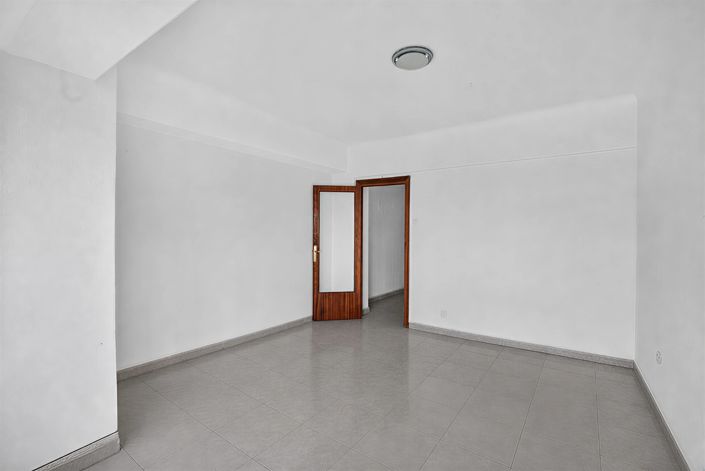 Image No.6-4 Bed Flat for sale