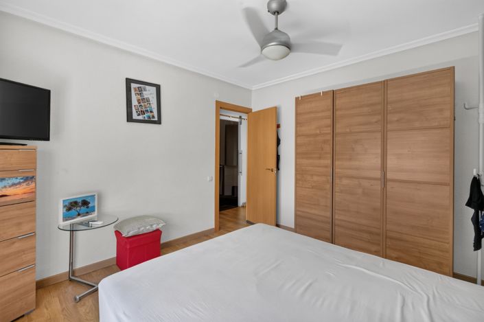 Image No.12-4 Bed Flat for sale
