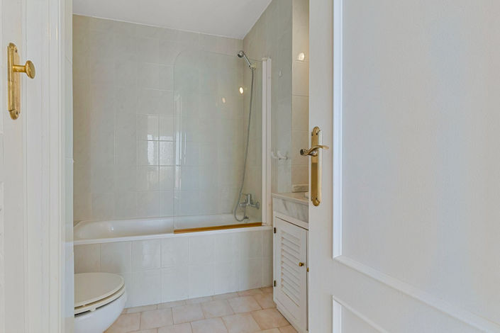 Image No.12-2 Bed Property for sale