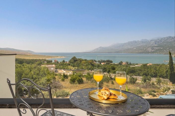 Image No.1-6 Bed Property for sale