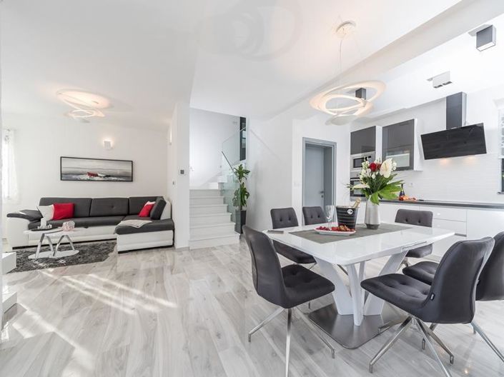 Image No.13-3 Bed Property for sale