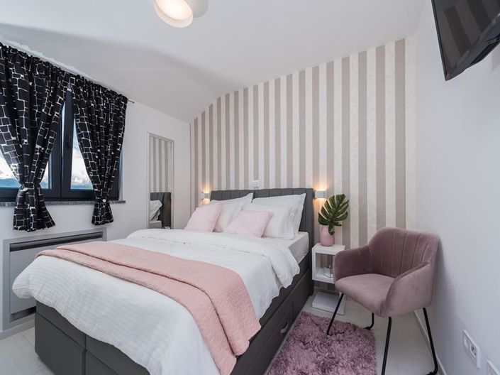 Image No.25-3 Bed Property for sale