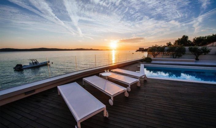 Image No.17-6 Bed Property for sale