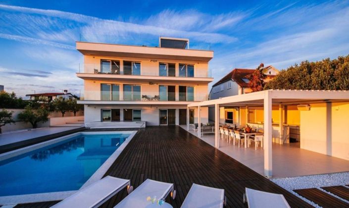 Image No.18-6 Bed Property for sale