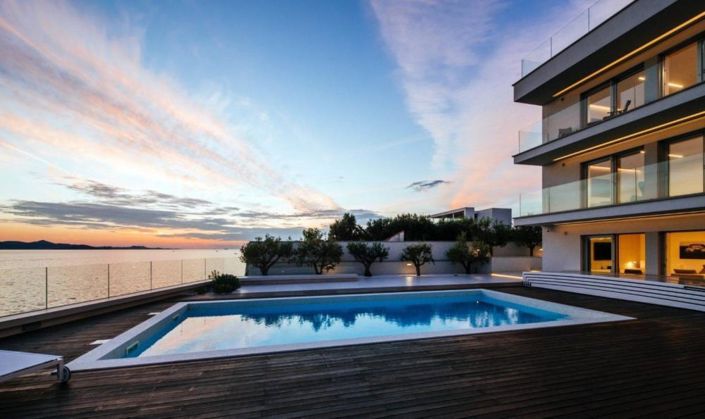 Image No.19-6 Bed Property for sale