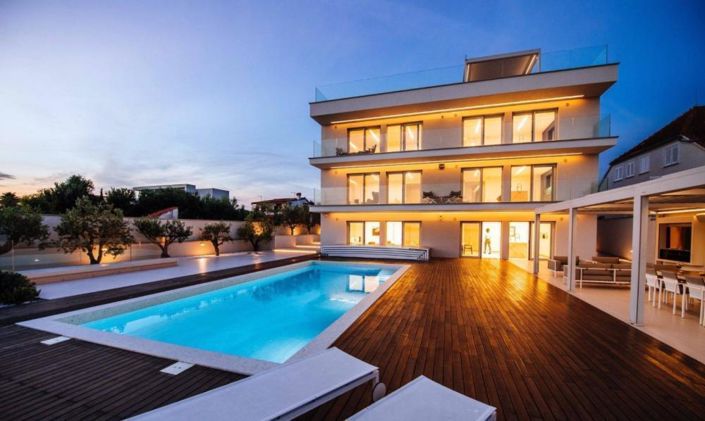 Image No.20-6 Bed Property for sale