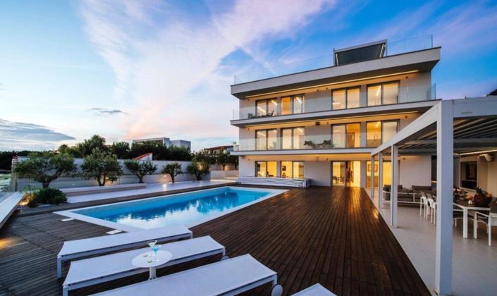 Image No.4-6 Bed Property for sale