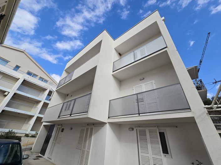 Image No.2-10 Bed Property for sale