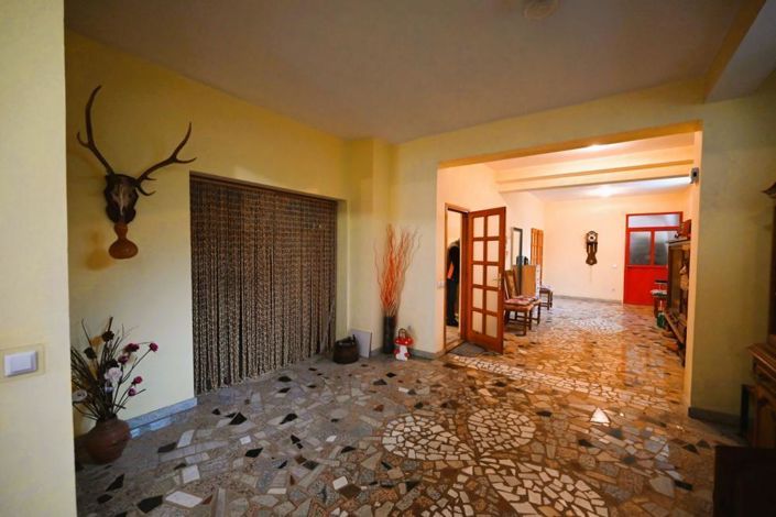 Image No.25-11 Bed Property for sale