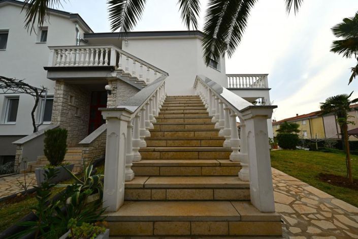 Image No.8-11 Bed Property for sale