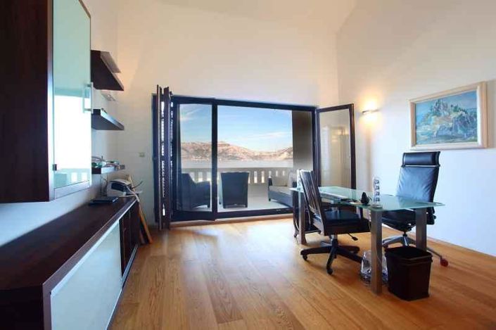 Image No.13-6 Bed Property for sale