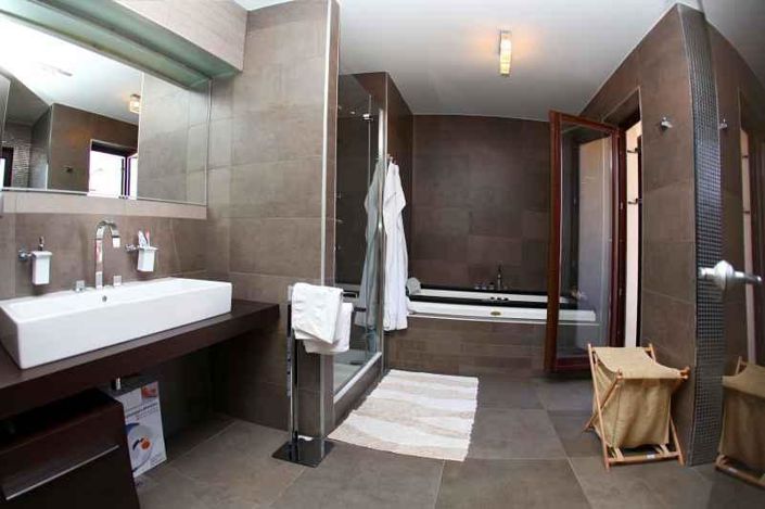 Image No.17-6 Bed Property for sale