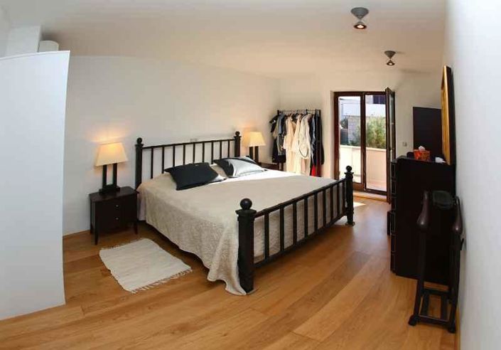 Image No.18-6 Bed Property for sale