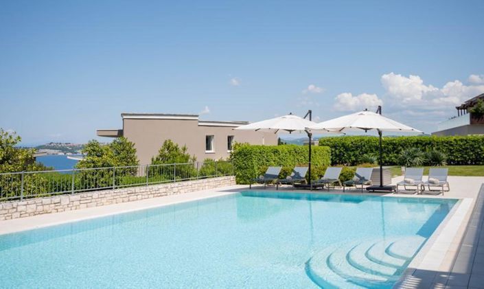 Image No.1-5 Bed Property for sale