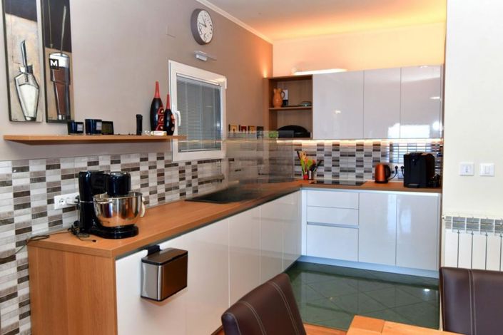 Image No.6-6 Bed Property for sale