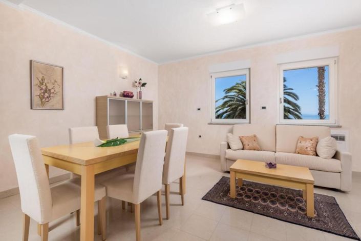 Image No.11-10 Bed Property for sale