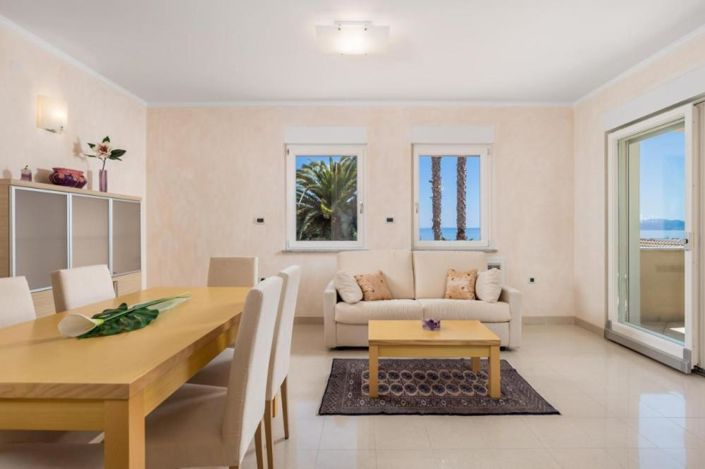 Image No.12-10 Bed Property for sale