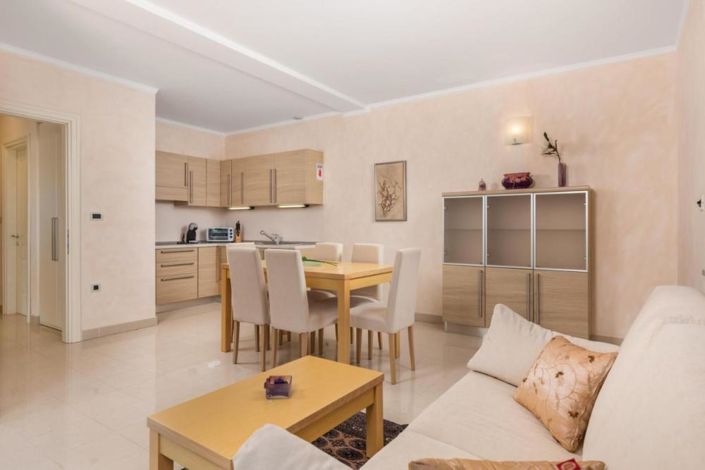 Image No.14-10 Bed Property for sale