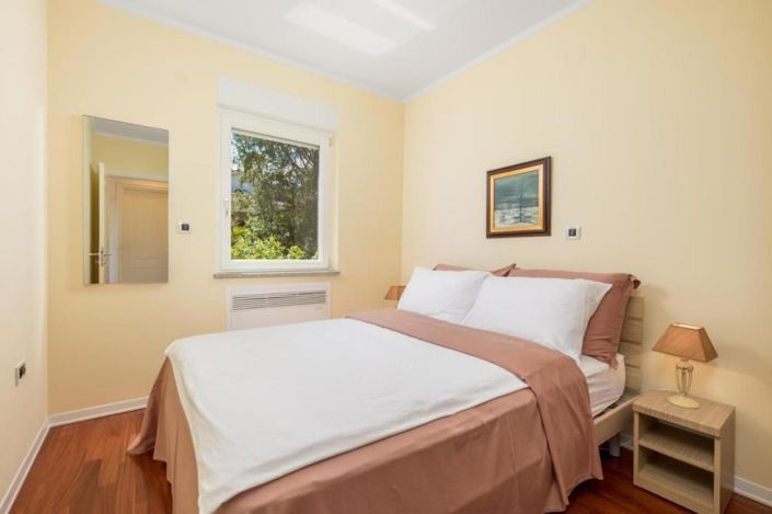 Image No.16-10 Bed Property for sale