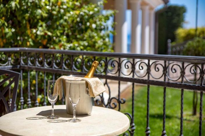 Image No.17-10 Bed Property for sale