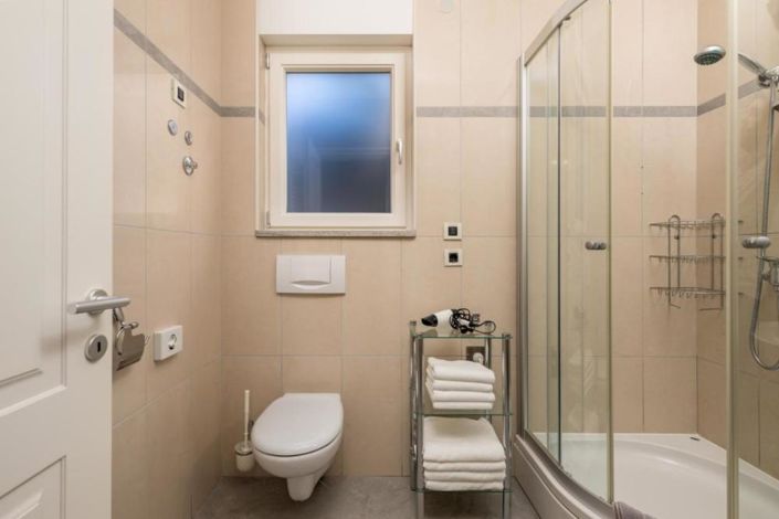 Image No.18-10 Bed Property for sale