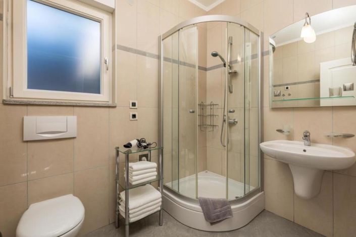 Image No.19-10 Bed Property for sale