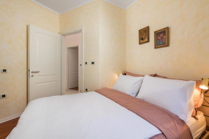 Image No.24-10 Bed Property for sale