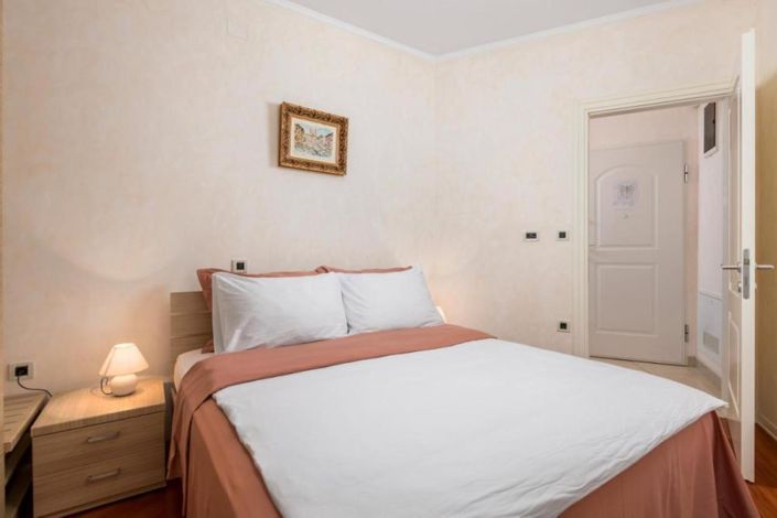 Image No.25-10 Bed Property for sale