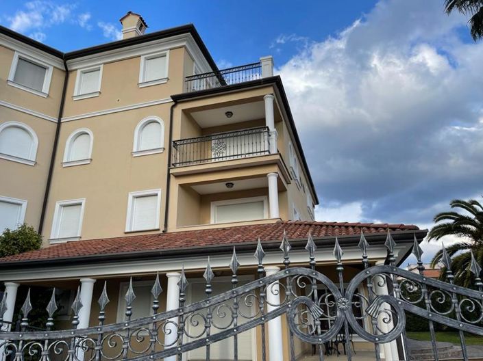 Image No.5-10 Bed Property for sale