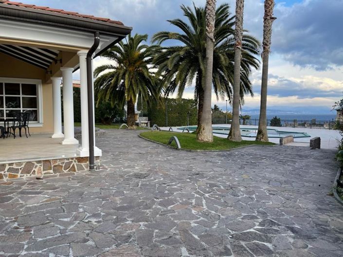 Image No.6-10 Bed Property for sale