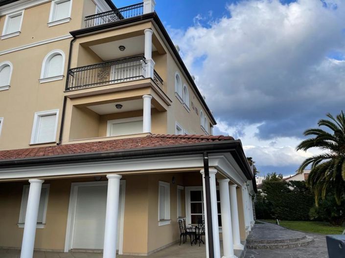 Image No.8-10 Bed Property for sale