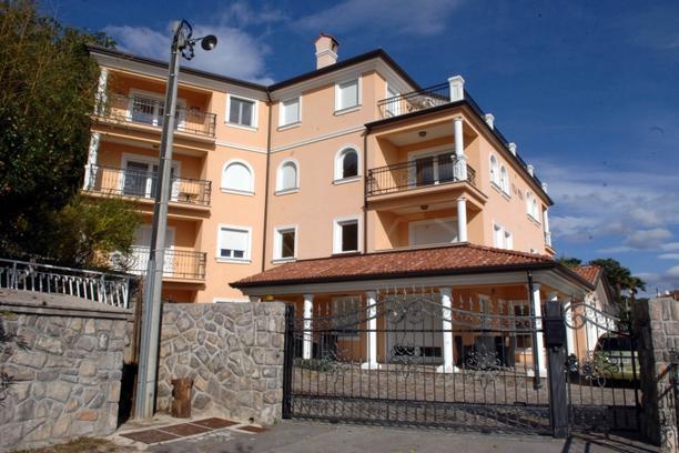 Image No.9-10 Bed Property for sale