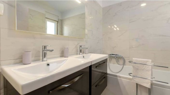 Image No.11-3 Bed Property for sale